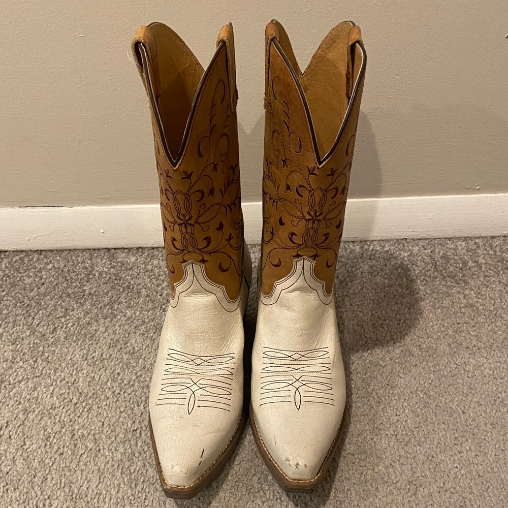 Cowboy boots from Nashville, TN. Purchased in Nashville on Broadway. Size 9